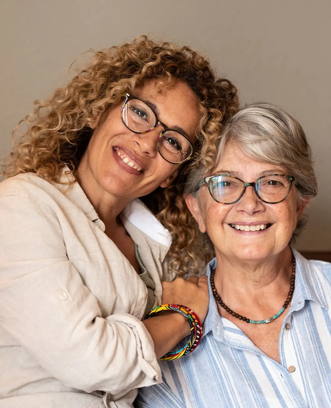 Glückliche Seniorin zu Hause dank Sicherheit durch Care Desk Hausnotruf